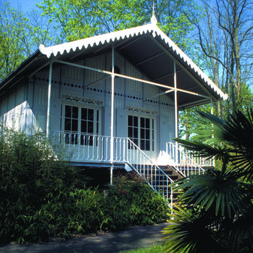 Une maison métallique dans la forêt à Dampierre