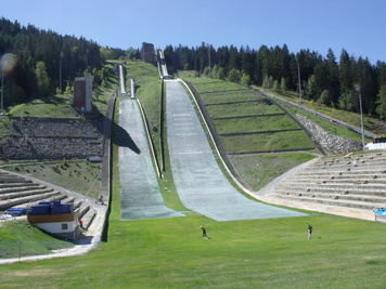 Visite de la station-village du Praz de Courchevel, du saut à ski et du site des Mondiaux de ski 2023 : Le Praz (village et site olympique)
