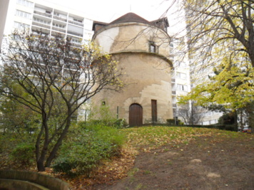 Une maison en pierre pour ... des pigeons ?