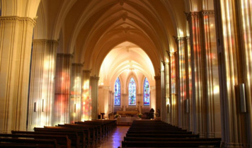 UNE CHAPELLE NEO-GOTHIQUE DANS LE PARC DE CONFLANS