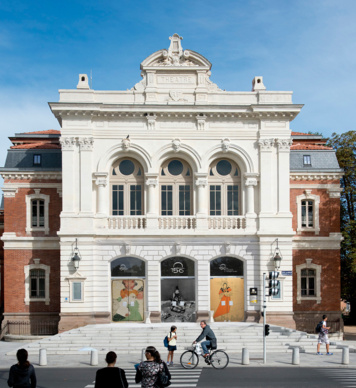 Visite du théâtre des Lices et quizz à l'aide de jumelles pour observer les décors