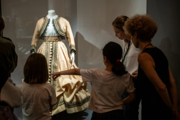 Visite guidée dans l'exposition collection La mode en mouvement#3